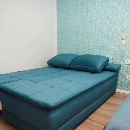 Billie Apartment Split