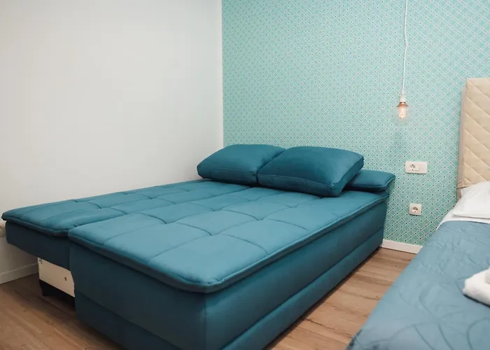 Billie Apartment Split